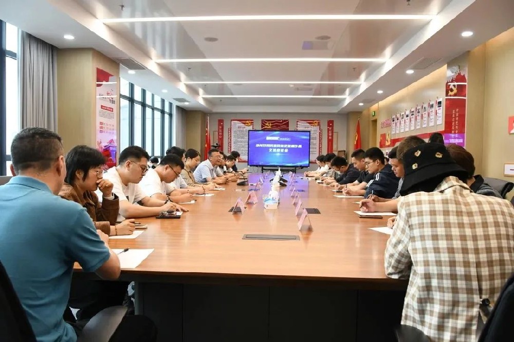 “爭做鄭州好網民 共聚網絡鄭能量”系列活動走進二七，在鄭投科技創(chuàng)新園舉行鄭州好網民暨網絡正能量作品交流座談會