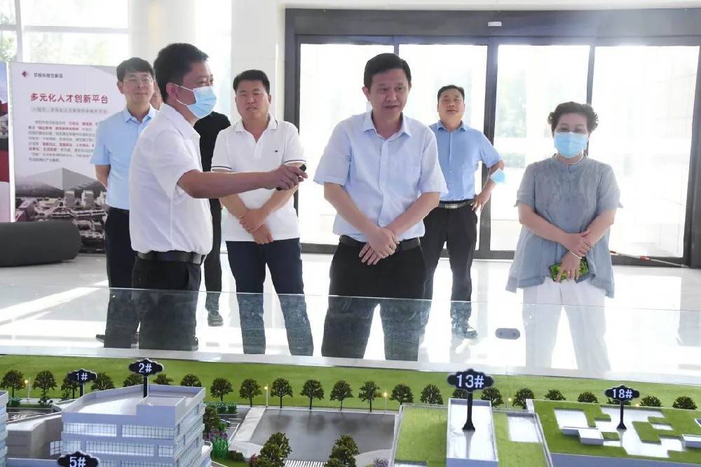 鄭州市二七區(qū)委副書記、區(qū)長虎榮鑫一行蒞臨鄭投科技創(chuàng)新園調(diào)研指導工作
