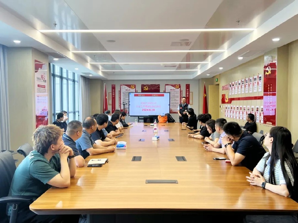 人人講安全 個(gè)個(gè)會(huì)應(yīng)急│鄭投產(chǎn)業(yè)園公司開(kāi)展消防培訓(xùn)暨應(yīng)急逃生、滅火實(shí)操演練活動(dòng)